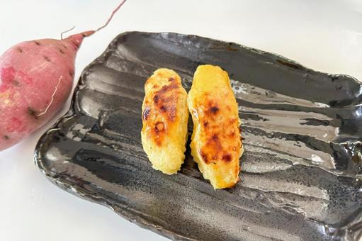 手作りスイートポテトとさつま芋 手作りスイートポテトとさつま芋の写真