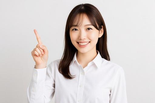 正面アップで指差す女性 正面アップで指差す女性の写真
