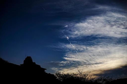 <五島の風景>夜明けの空と鬼岳天文台 <五島の風景>夜明けの空と鬼岳天文台 空,サンセット,サンライズの写真素材