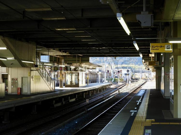 JR山陰本線嵯峨嵐山駅ホーム 嵯峨嵐山駅,嵯峨嵐山,嵯峨野線の写真素材
