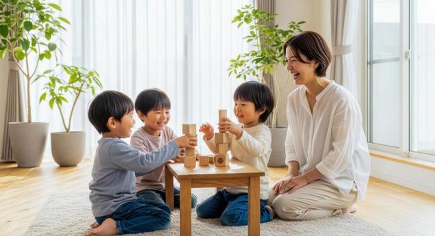 積み木で遊ぶ3人の子供と母親 積み木で遊ぶ3人の子供と母親の写真