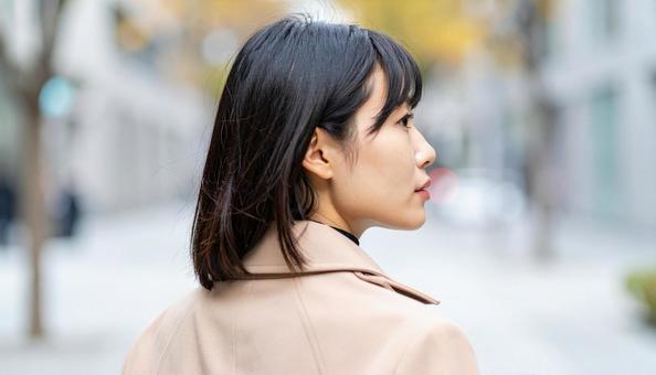 振り返る日本人美人モデルのポートレートの写真