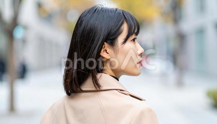 振り返る日本人美人モデルのポートレート 人物,女性,20代の写真素材