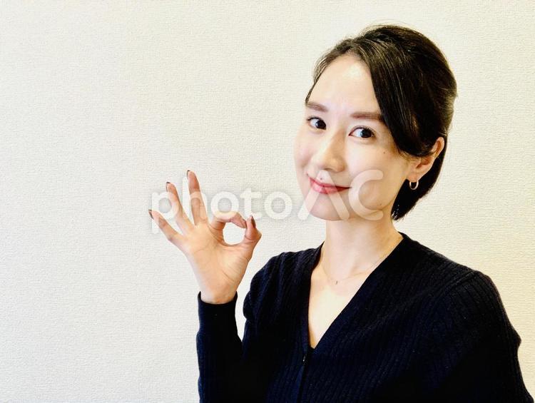 笑顔でOKサインを出す日本人女性 日本人,30代,笑顔の写真素材