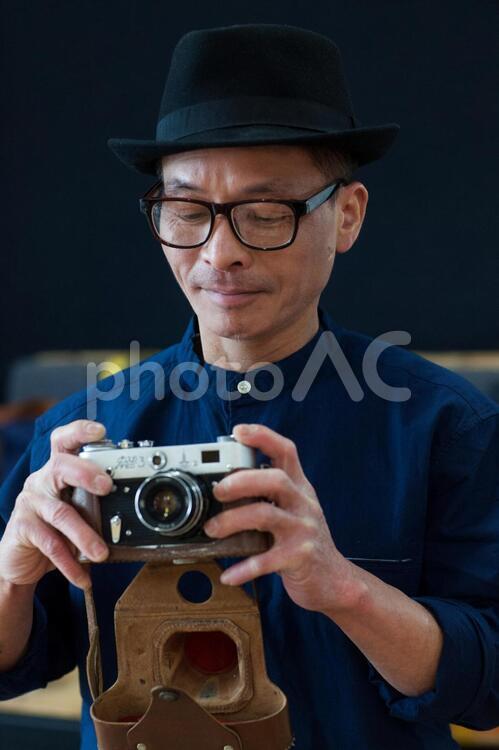 カメラを持った中年男性4 男性,中年,シニアの写真素材