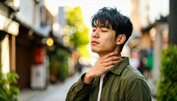 寝違えて首痛に苦しむ男性 寝違えて首痛に苦しむ男性の写真