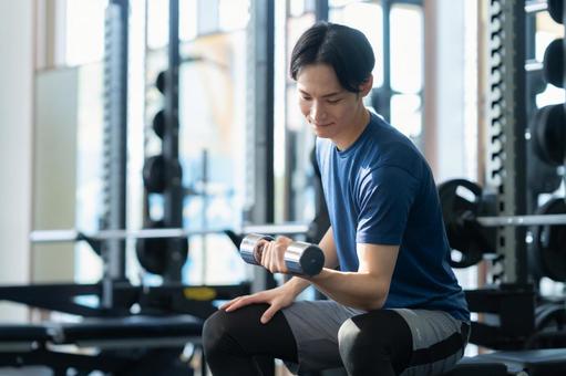 スポーツジムでトレーニングをする若い男性 スポーツジム,フィットネス,ダイエットの写真素材