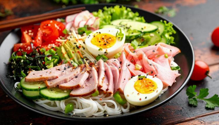色とりどりの具材が美しい冷やし中華 冷やし中華,中華料理,和食の写真素材