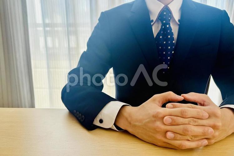 座って手を組んだビジネスマン 相談,取引,ビジネスマンの写真素材