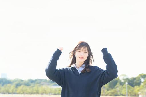 ガッツポーズをする女子高生 ガッツポーズをする女子高生の写真