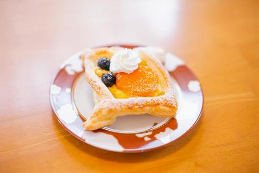 フルーツデニッシュとホイップクリーム デニッシュ,パイ,ペストリーの写真素材