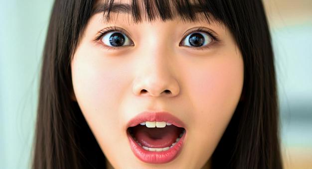 驚く女性の写真
