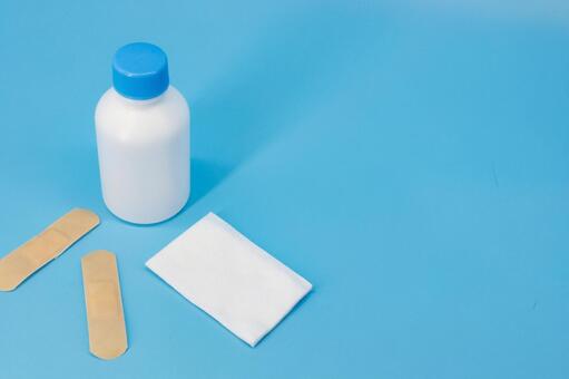 消毒液とガーゼ、絆創膏、傷の手当用品 傷,手当,消毒の写真素材
