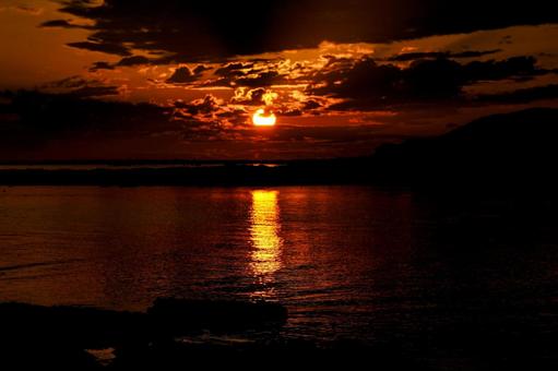 <素材>秋の海に沈む夕日 <素材>秋の海に沈む夕日の写真