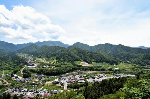 日本の夏：山々と田舎の街並みの風景﻿ 山,山並み,夏の写真素材