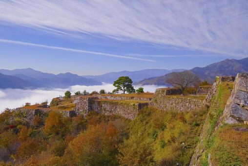 竹田城跡を包む壮大な雲海と秋の絶景 竹田城跡,雲海,天空の城の写真素材