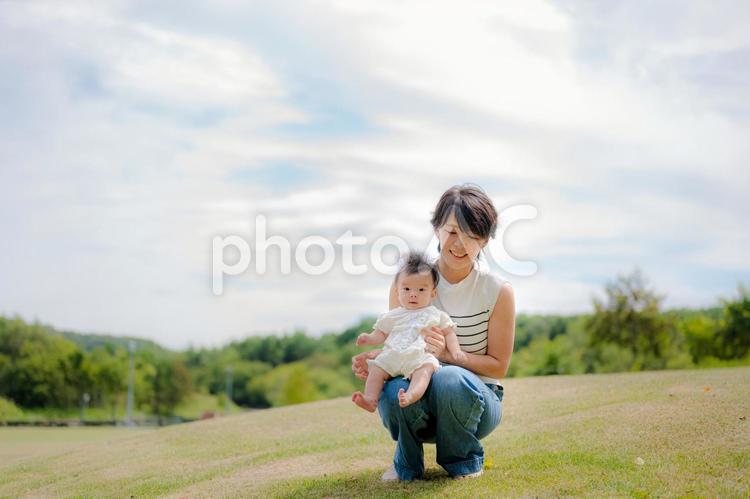 暖かい日の公園(その２８) 赤ちゃん,春,子供の写真素材