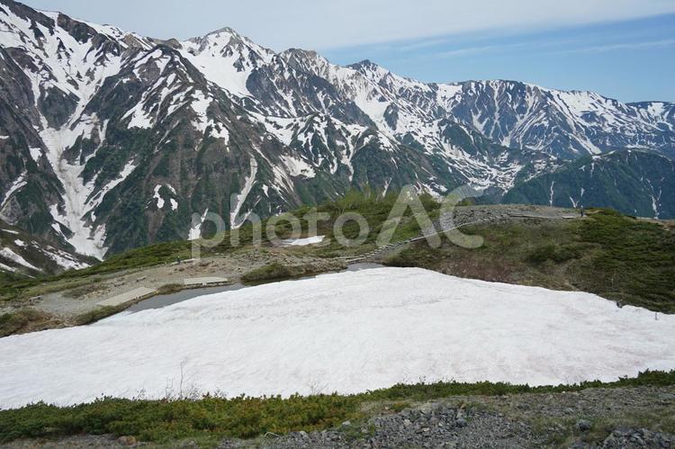 残雪の白馬三山と八方池 八方池,残雪,雪渓の写真素材