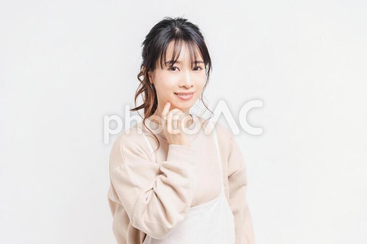 白い背景の前に立ってポーズをとる若い女性 女性,白背景,立つの写真素材