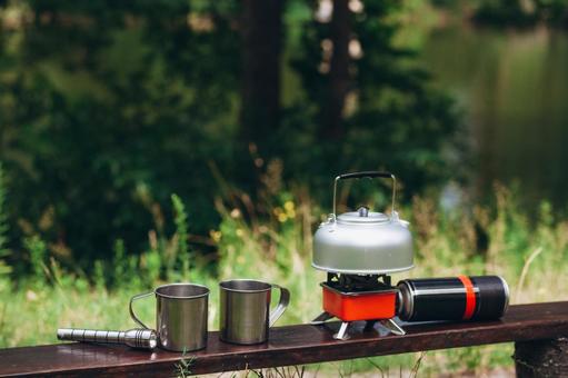 並ぶキャンプ用品 キャンプ,マグカップ,ケトルの写真素材