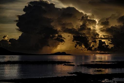 <素材>夏の夜明けの海の朝焼けと入道雲 <素材>夏の夜明けの海の朝焼けと入道雲の写真