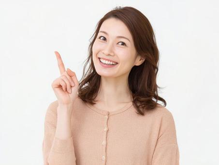 いいアイデアを提案する女性 いいアイデアを提案する女性の写真
