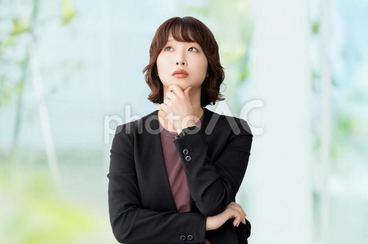 考えごとをする女性・ビジネスウーマン 女性,考える,悩むの写真素材