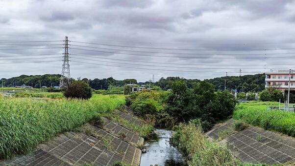 静けさが漂う川辺と緑豊かな風景（横） 川,河川,護岸の写真素材