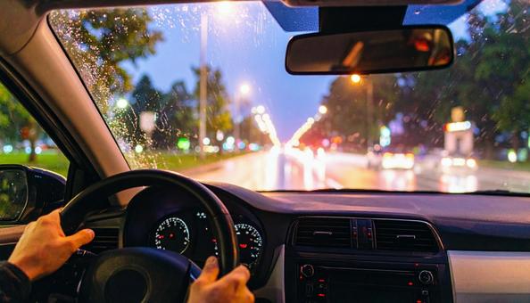 雨の車内から外を見る 雨の車内から外を見るの写真