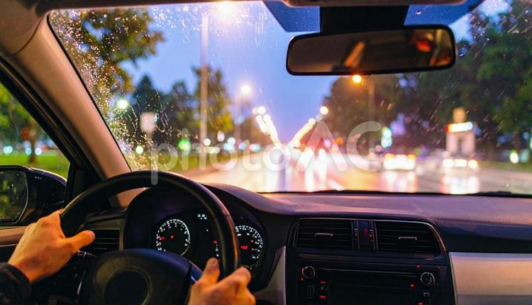 雨の車内から外を見る イルミネーション,フロントガラス,ロマンチックの写真素材