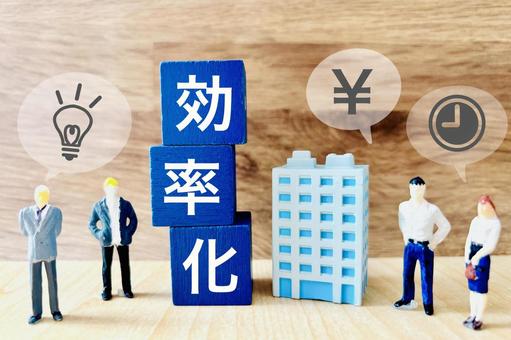 企業の効率化を考えるビジネスマン 企業の効率化を考えるビジネスマン 効率化,効率,コスト削減の写真素材