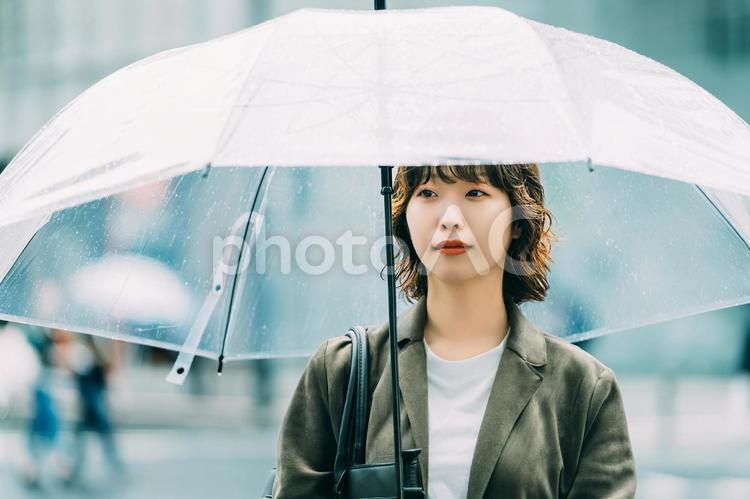 雨の中で傘をさす女性（梅雨・6月） 雨,梅雨,6月の写真素材