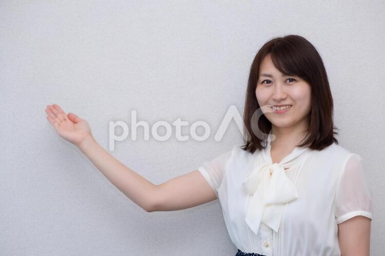 案内・紹介している女性 女性,ol,手の写真素材