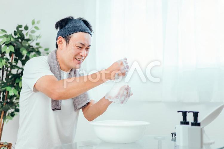 泡洗顔する男性（泡立てる・笑顔） 洗顔,泡洗顔,泡立ての写真素材