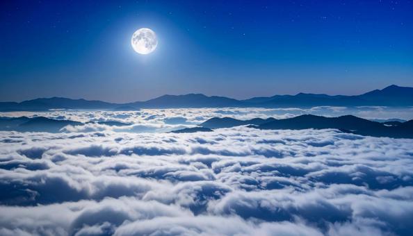 月明かりに照らされる雲海 月明かりに照らされる雲海の写真