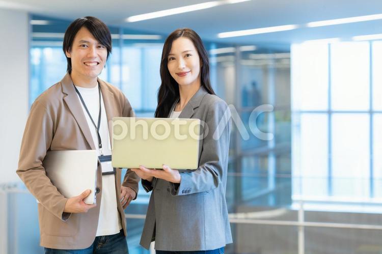 会議をする男女のビジネスマン ビジネス,エンジニア,会議の写真素材