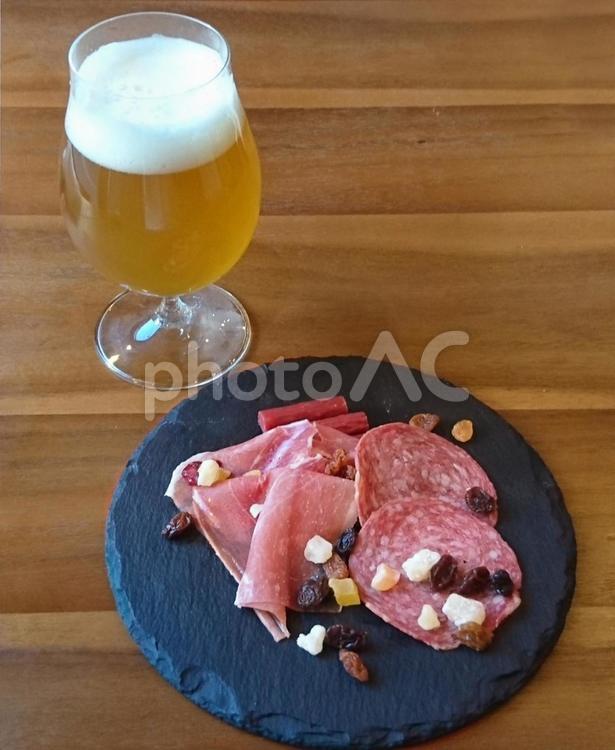 サラミ＆生ハム盛り合わせに生ビール 生ハム,生ビール,サラミの写真素材