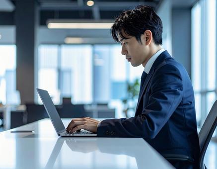 PC作業をする男性社員 PC作業をする男性社員の写真
