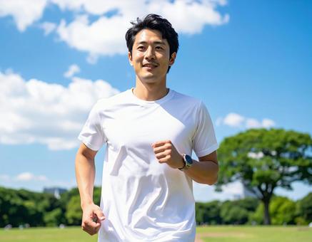 公園を走る男性ランナー 公園を走る男性ランナーの写真