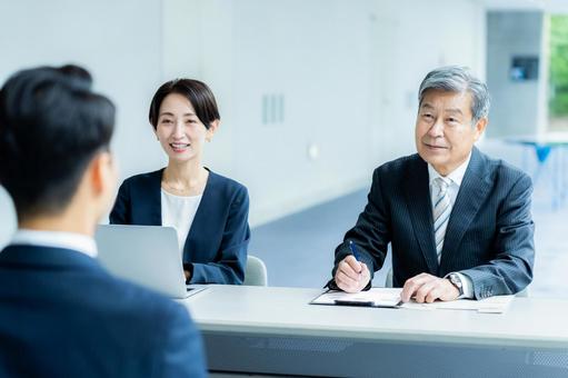 オフィスで面談するビジネスパーソン オフィスで面談するビジネスパーソン 面接,面談,笑顔の写真素材