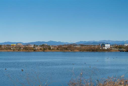 大池の雄大で美しい風景 池,水面,さざ波の写真素材