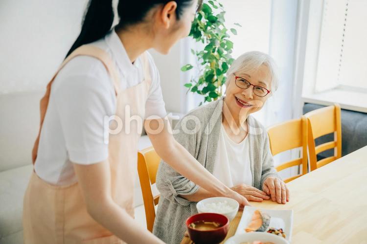 食事を提供する女性スタッフ（配膳） 高齢者,食事,介護食の写真素材
