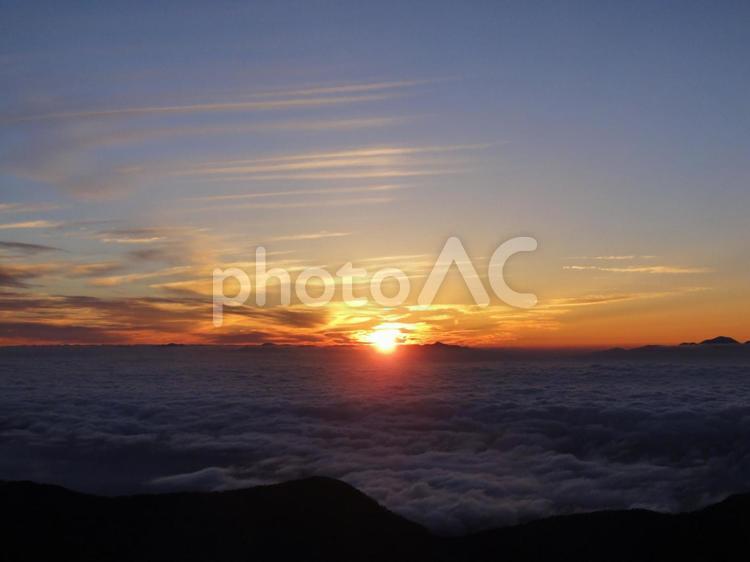 燕岳からの展望 1 日の出,雲海,朝焼けの写真素材