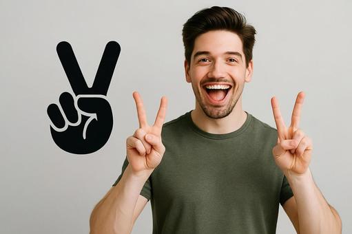 ピースサインで笑顔 ピースサインで笑顔の写真
