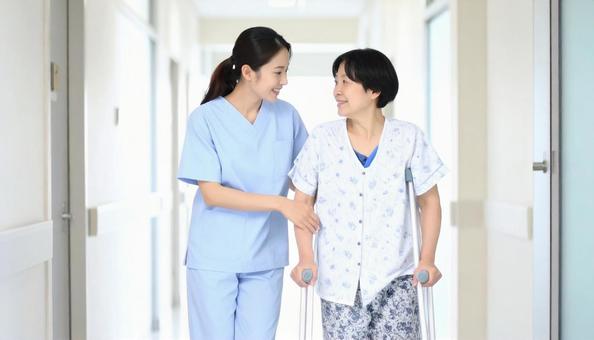 松葉杖の患者と看護師 松葉杖の患者と看護師の写真