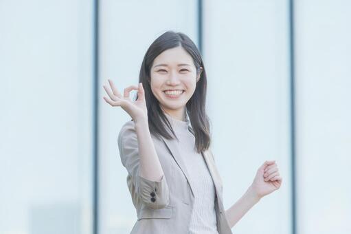 Business woman signing OK, tamam, doğru cevap, bir gülümseme, JPG