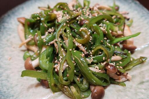 ピーマンとキノコのソテー ピーマン,シメジ,キノコの写真素材