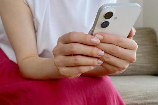 スマホを持つ女性 スマホを持つ女性 スマホ,女性,スマートフォンの写真素材