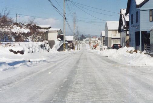 雪国の除雪された道路 雪国の除雪された道路の写真