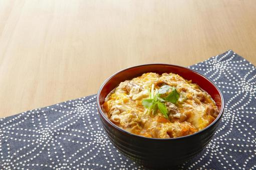 ふんわり卵のとろ〜り親子丼 ふんわり卵のとろ〜り親子丼 親子丼,レイアウトスペース,三つ葉の写真素材